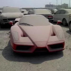去迪拜捡车！限量399台的法拉利Enzo被弃警察局